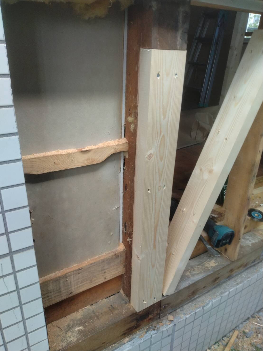 まずは柱の交換から