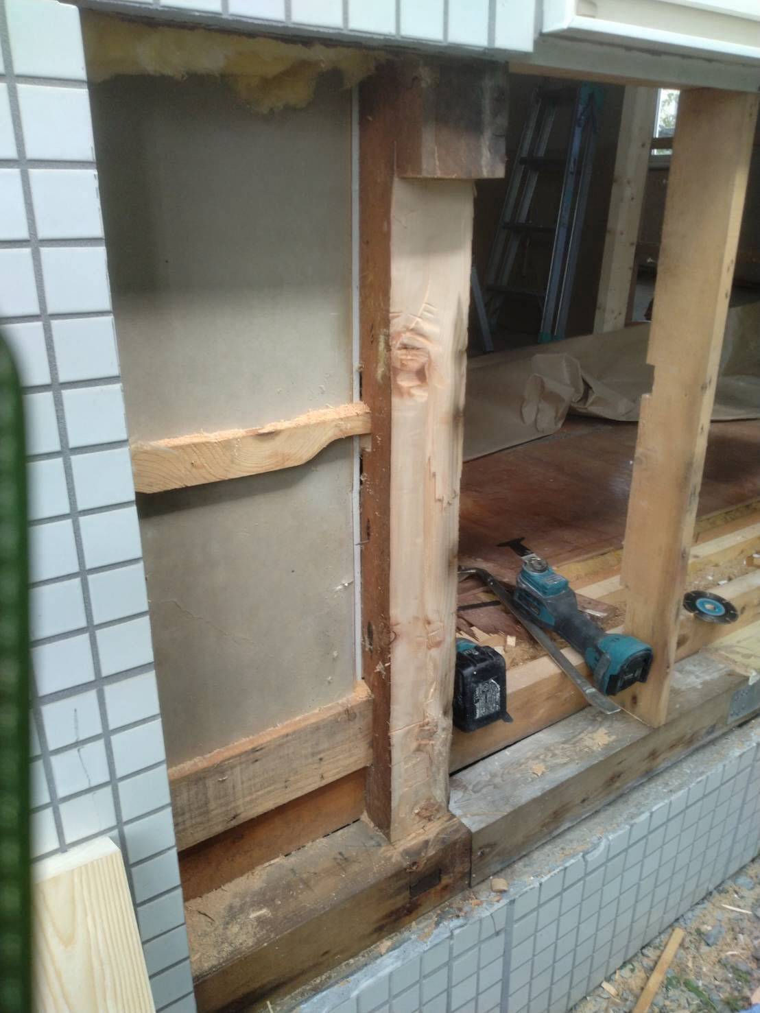 まずは柱の交換から